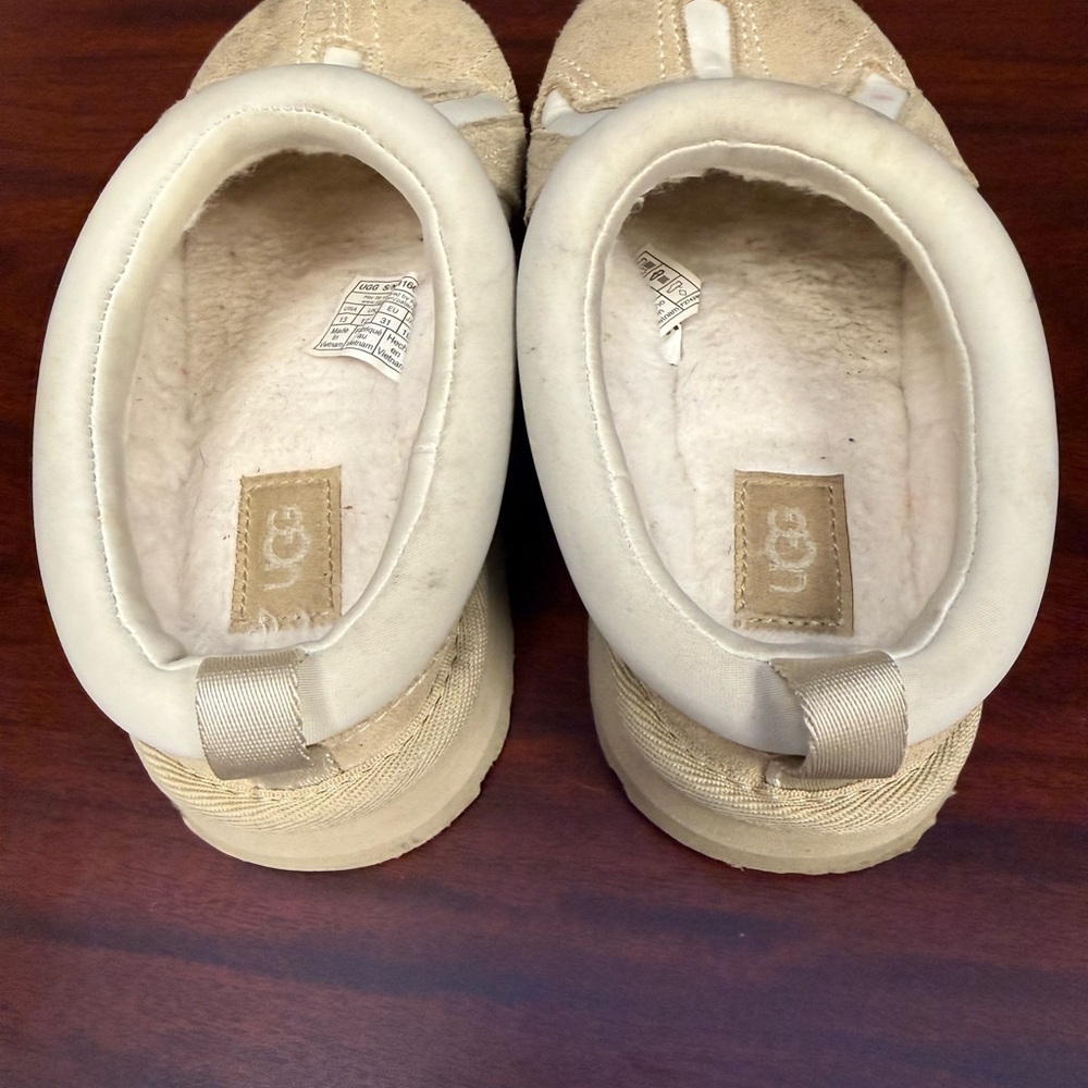 UGG Kids Tan Suede & Cream Slip-On Slippers Size 4‎ - Picture 4 of 7